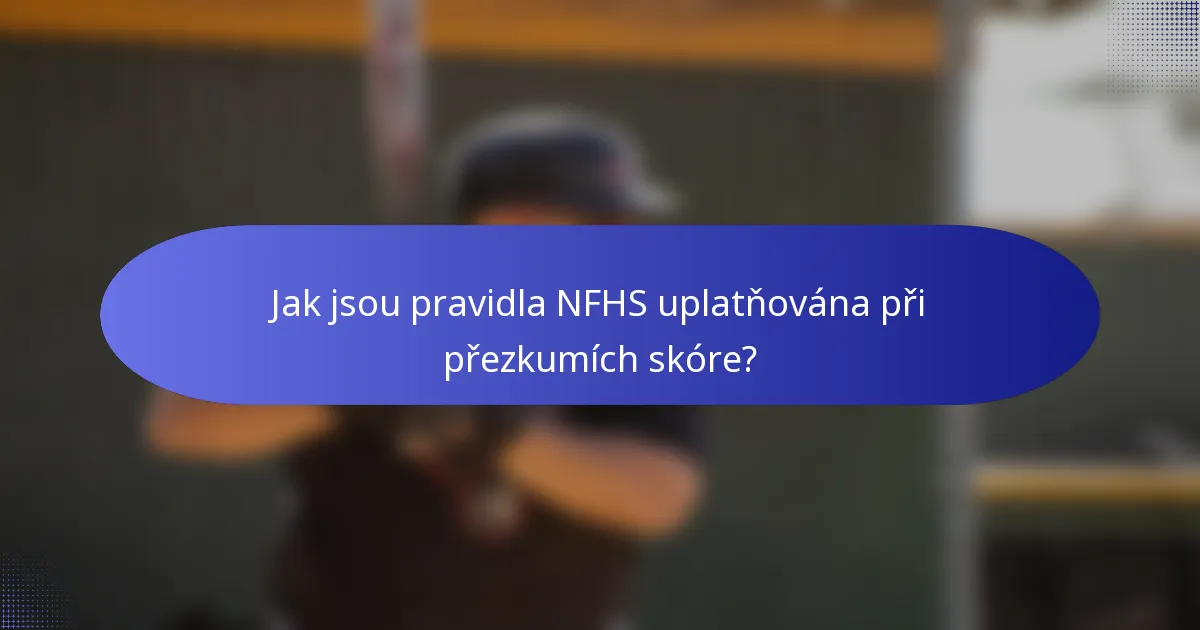 Jak jsou pravidla NFHS uplatňována při přezkumích skóre?